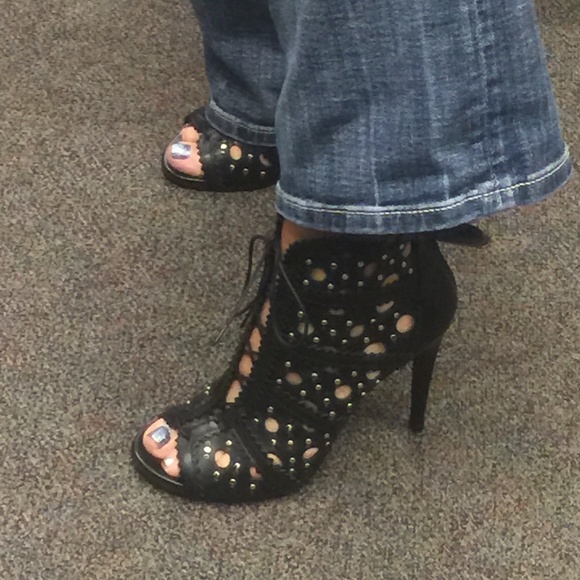 Stuart Weitzman CAGEY Scalloped Calfskin Bootie 9 - Picture 4 of 11